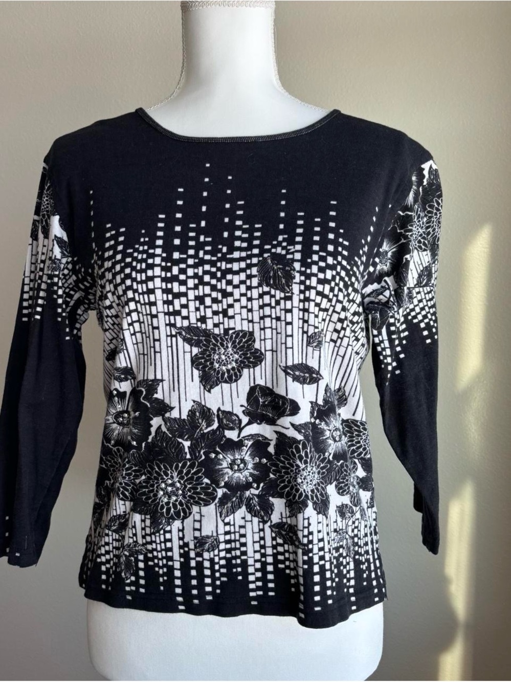 Jane Ashley Black & White Floral Graphic Long Sleeve Top